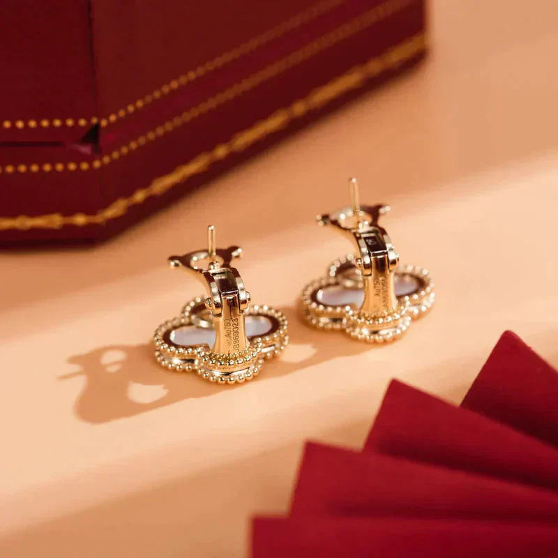 [Shinejoy]CLOVER MEDIUM 1 MOTIFS  WHITE MOP STUD EARRINGS
