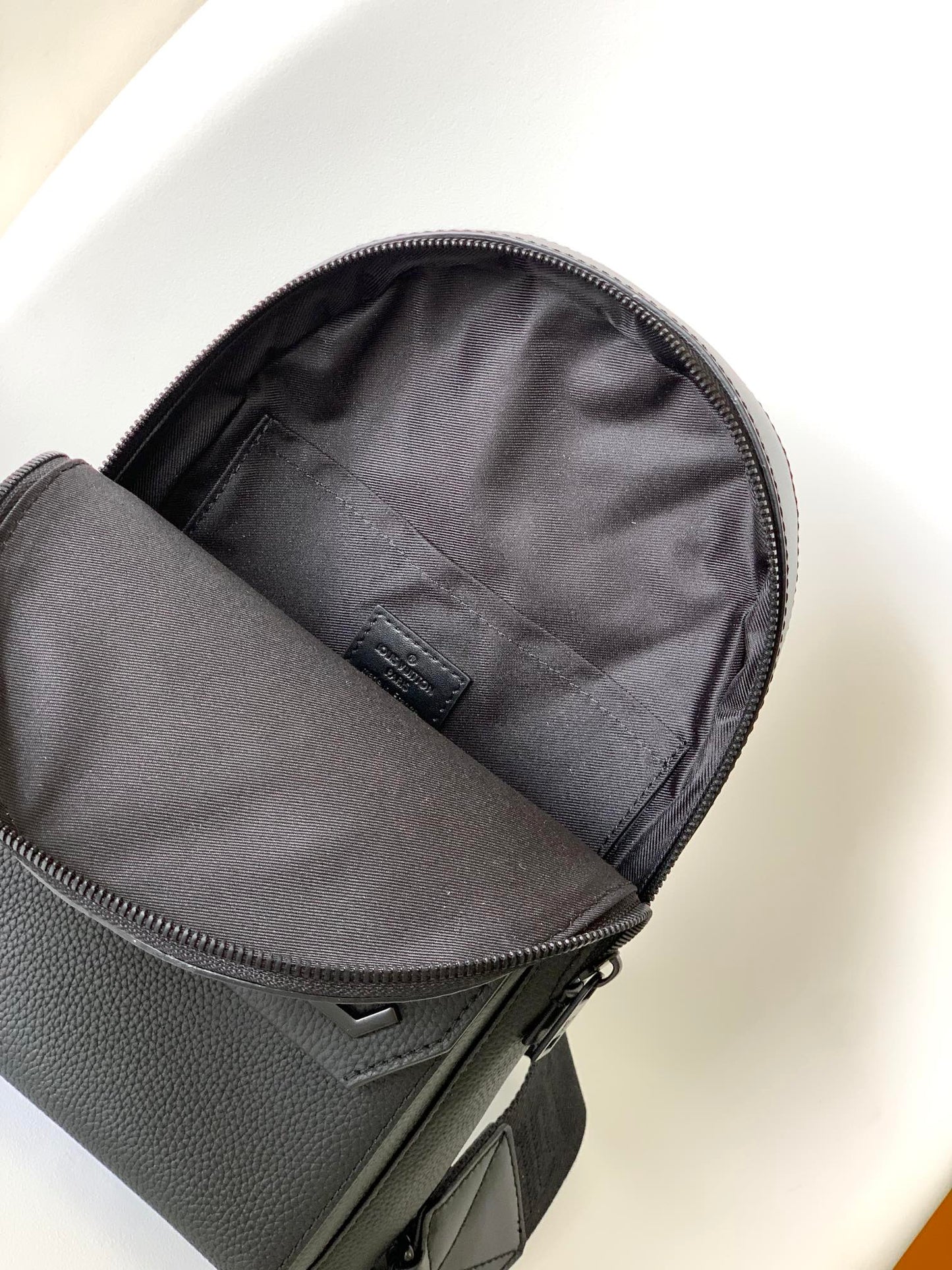 PILOT SLINGBAG 30 IN BLACK COWHIDE LEATHER