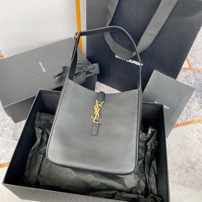 LE 5 À 7 SMALL SUPPLE 23 IN GRAY LAMBSKIN GOLD BUCKLE
