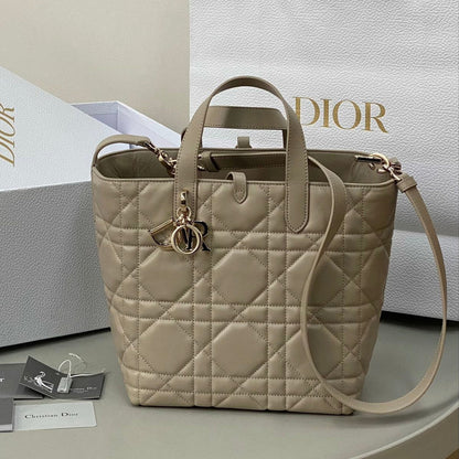 MEDIUM TOUJOURS BUCKET BAG 22 IN BEIGE CANNAGE CALFSKIN