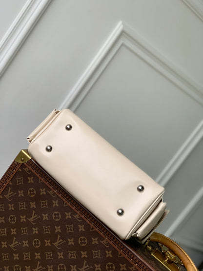 SPEEDY CARGO VIBE 28 IN VANILLE LAMBSKIN MONOGRAM LOGO TAG