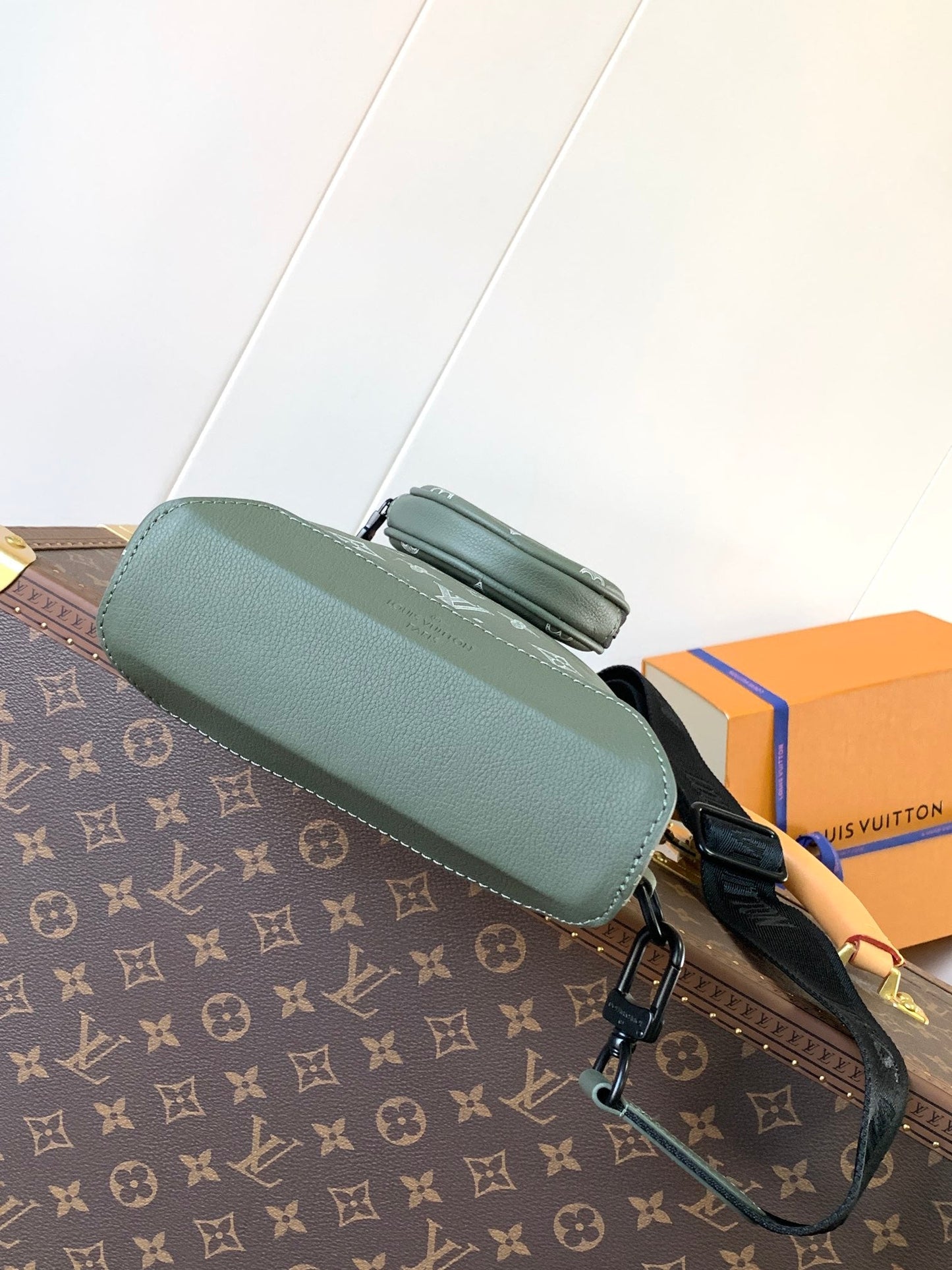 DUO CROSSBAG BAG 42 IN GREEN AND WHITE MONOGRAM SHADOW COWHIDE