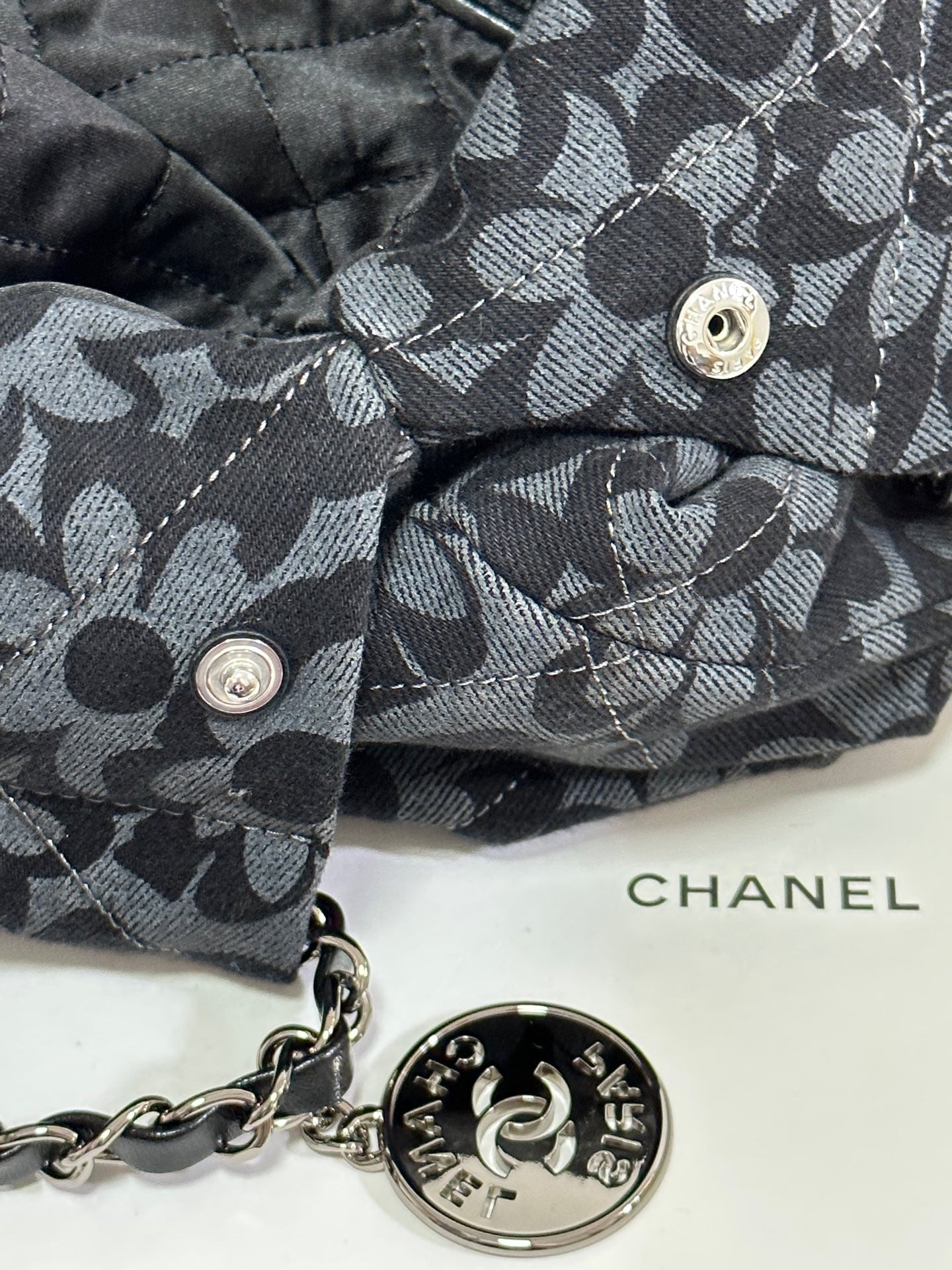 LARGE DRAWSTRING FLORAL PRINT SHOULDER BAG 39 IN BLACK MIX GREY DENIM