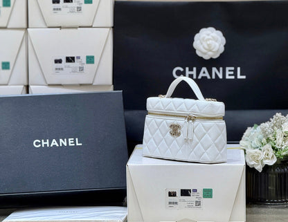 STRASS VANITY QUILTED CASE 19 IN WHITE CALFSKIN WITH GOLD METALLIC